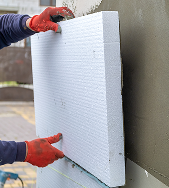 Handwerker Profis bei der Wärmedämmung einer Fassade in Frankfurt