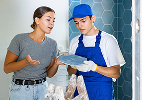 Handwerker bei der Renovierung eines Badezimmers in Frankfurt